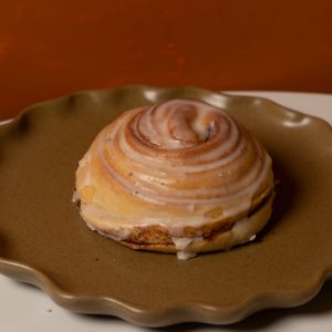 Rol de canela con cardamomo